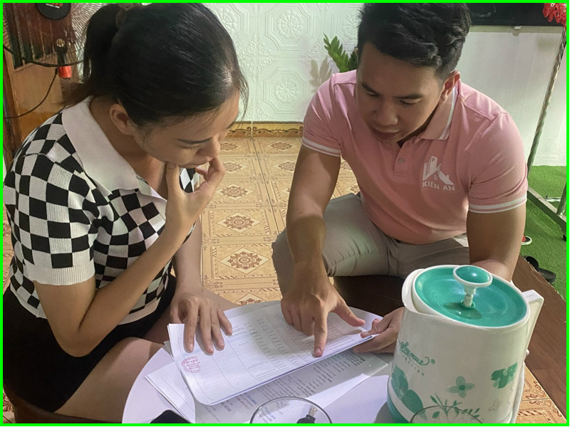Hình ảnh đội ngũ xây dựng Kiến An tư vấn tận tình tại nhà